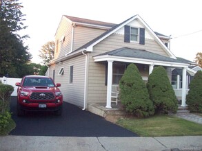 Building Photo - 917 E Meadow Ave
