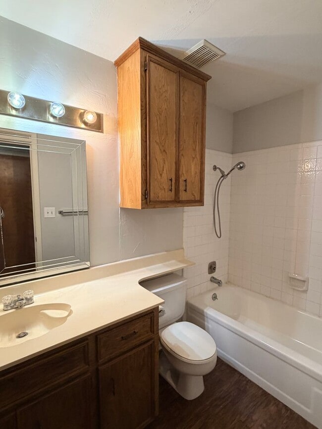 Building Photo - Spacious 2/2 rental home