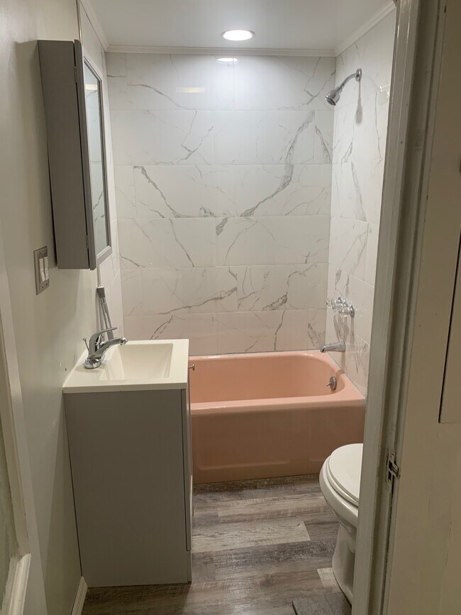 Bathroom - 618 Minor St
