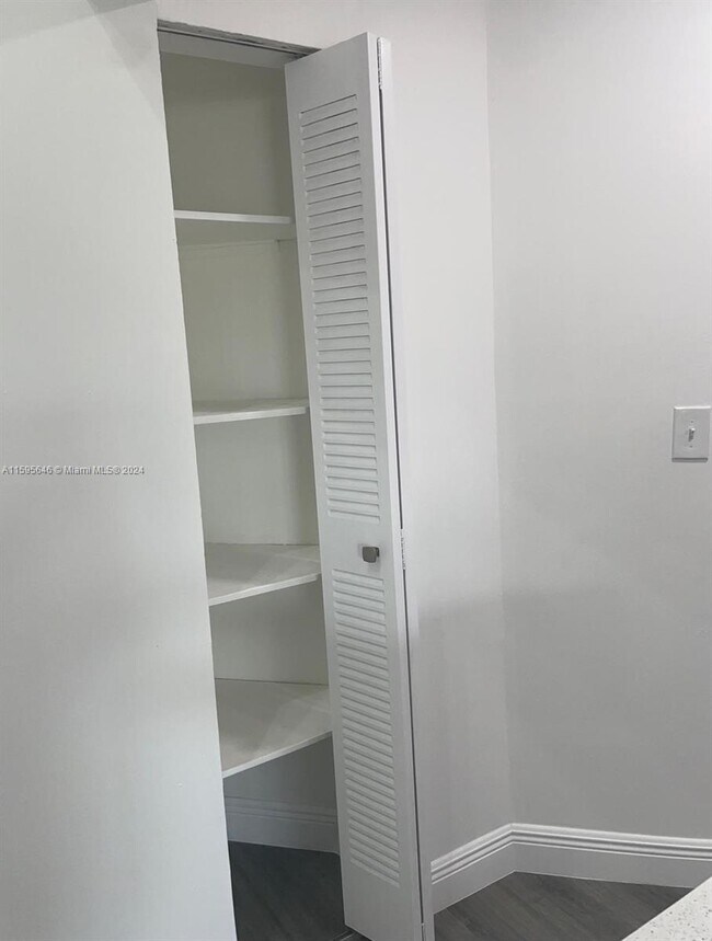 Building Photo - 9447 Fontainebleau Blvd