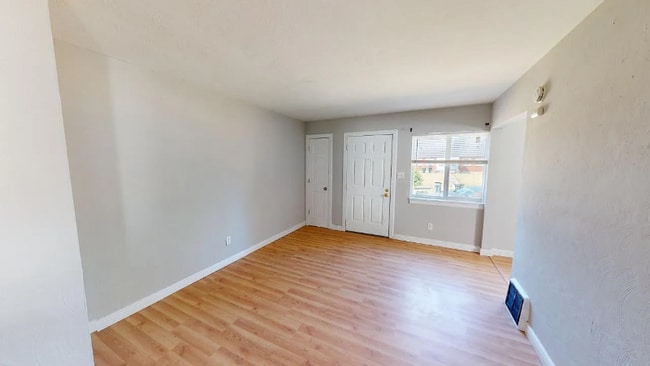Building Photo - 390 S Powell Ave