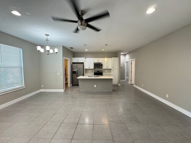 Foto del edificio - $500 OFF OF A MONTH OF RENT! Beautiful 4BD/2BA Home in Poinciana – No HOA Approval Needed! Pets W...