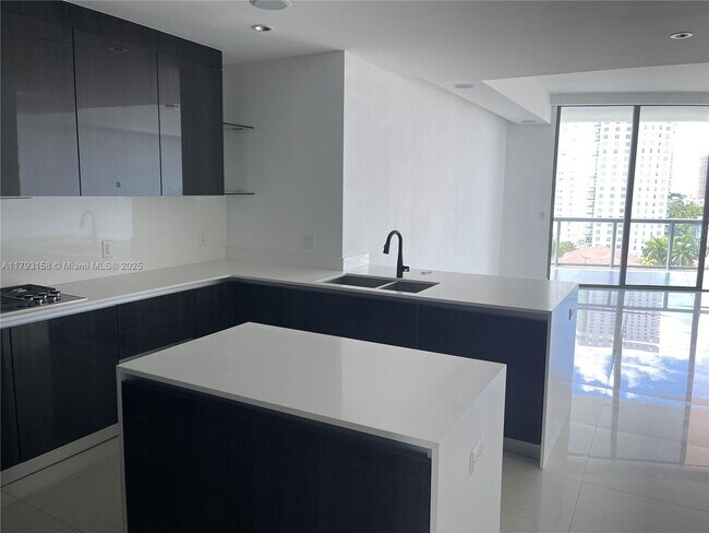 Foto del edificio - 3250 NE 188th St