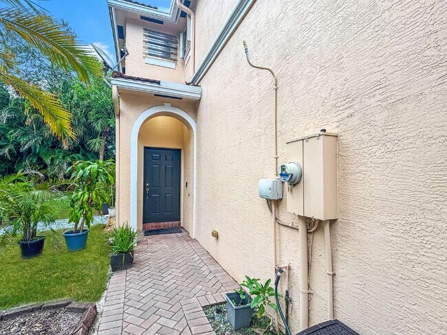 Foto del edificio - Spacious 3BR Townhome in Gated Villa Palma | Garage | Community Pool