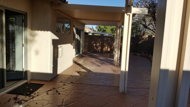 Foto del edificio - 3 BEDROOM 2 CAR GARAGE SINGLE STORY HOME