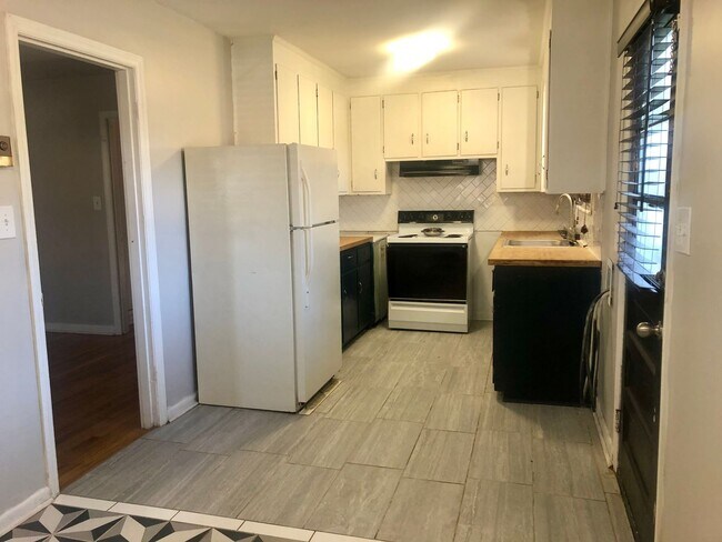 Building Photo - Awesome 2BR/1Bathroom Apartment in popular...