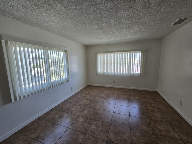 Foto del edificio - 6823 Hayvenhurst Ave