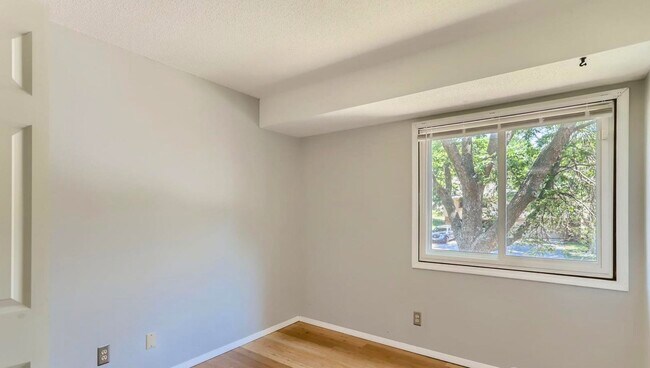 Foto del edificio - Immediate Move In.