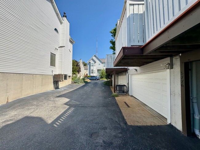 Building Photo - 5776 Kingsbury Pl