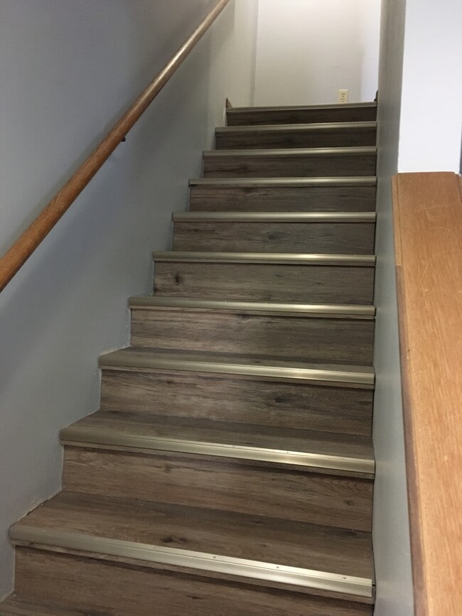 Building Photo - 425 E Monroe Ave