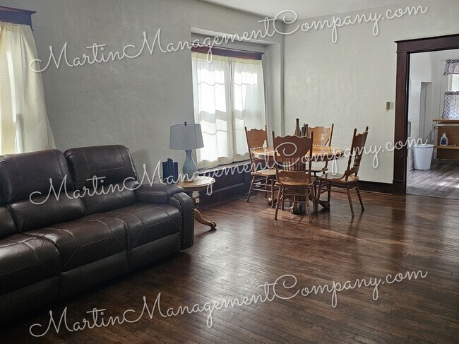 Foto del edificio - 1108 E 10th St