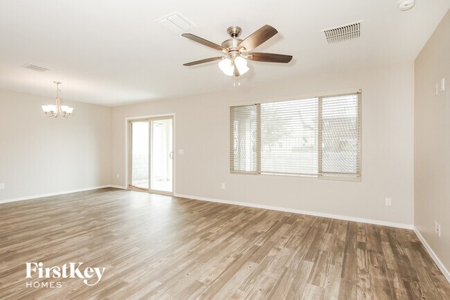 Foto del edificio - 16570 W Sierra St