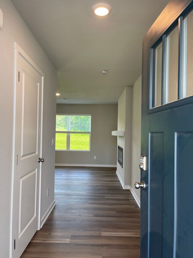 Foto del edificio - Beautiful 3 bed, 2 bath townhome $2200