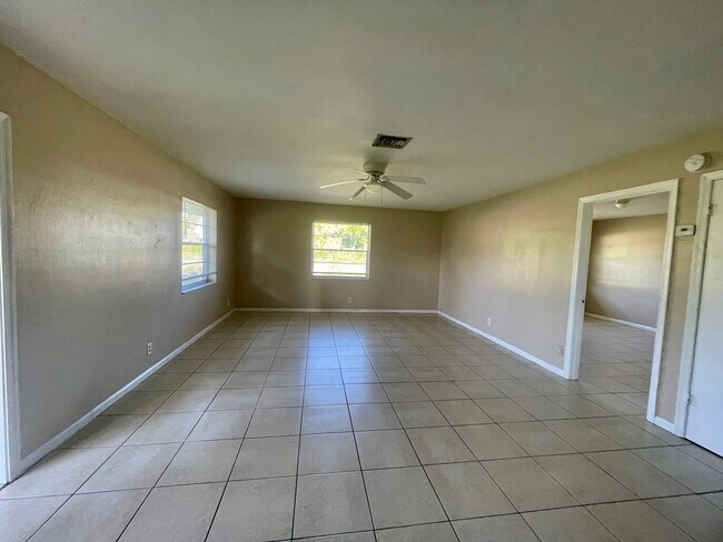 Foto del edificio - 1570 E Breezy Ln