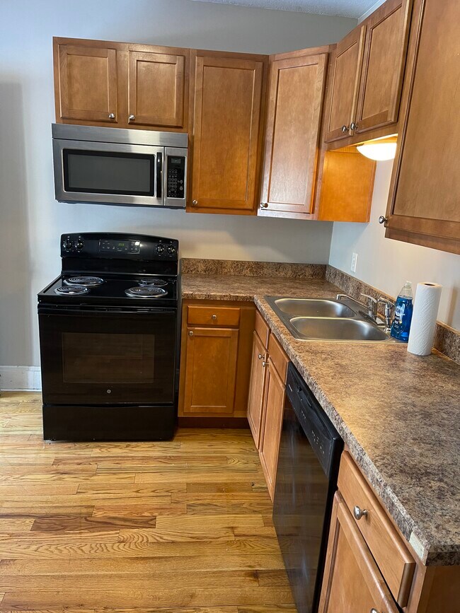 Kitchen - 402 Chittenden Ave
