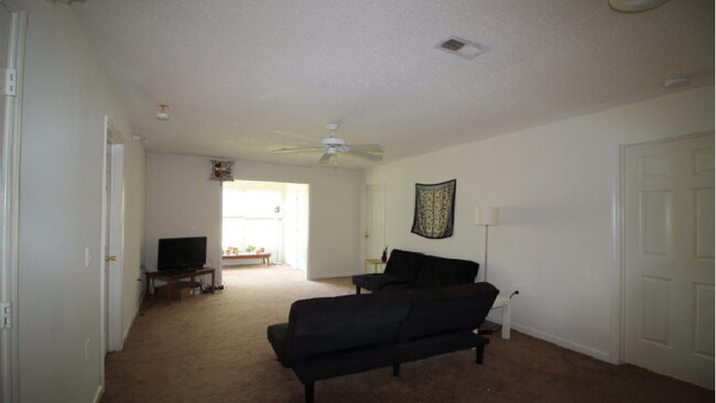 Foto del edificio - 2020 University Woods Rd