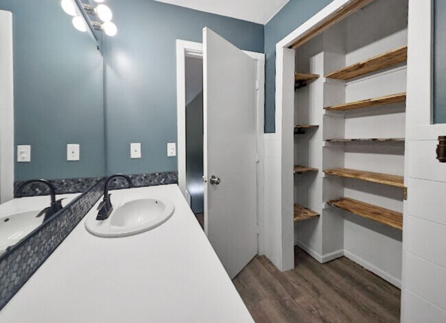 Foto del edificio - 3612 13 Mile Rd NE