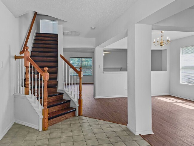 Foto del edificio - Wonderful two story with a huge yard!