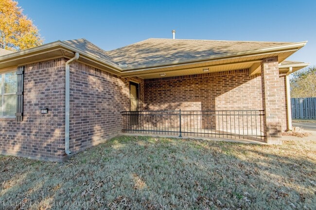 Building Photo - 1278 N Heritage Ave