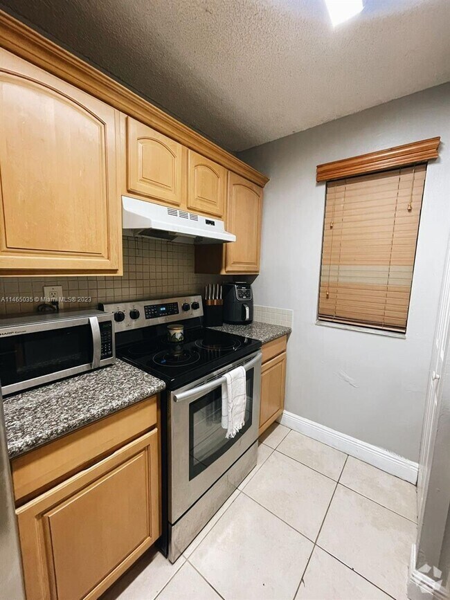 Adrian Homes at Lago Mar Apartments under 2,000 Miami, FL 3