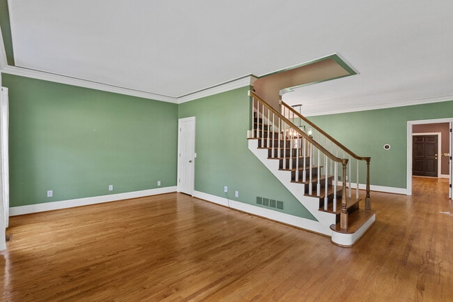 Building Photo - 710 Woodcreek Ct
