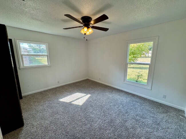 Building Photo - 3207 Cromwell Dr