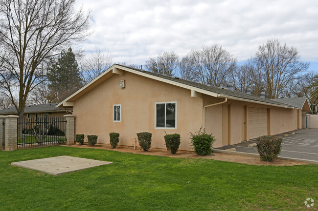 Building Photo - 900 E Yosemite Ave