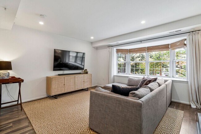 Foto del edificio - 3804 Rodman St NW