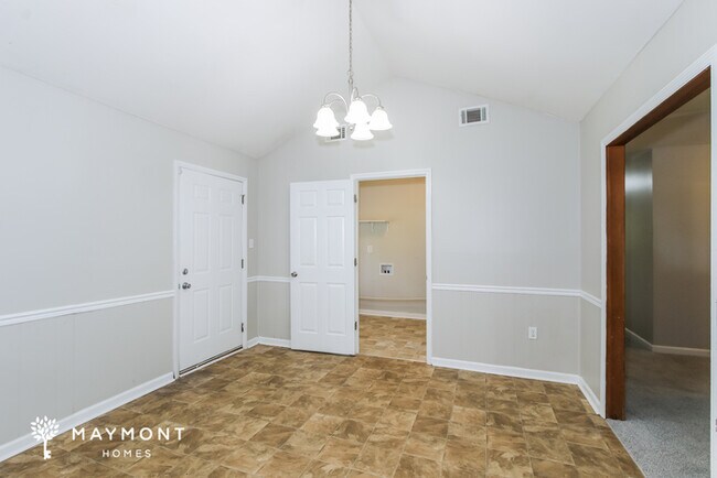 Building Photo - Charming Three Bedroom