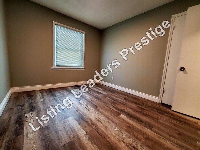 Building Photo - 2820 Lois St