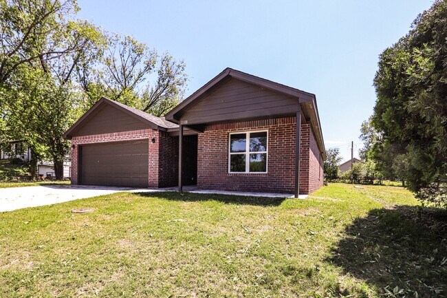 Foto del edificio - Beautiful new construction with nice amenities with a country feel.