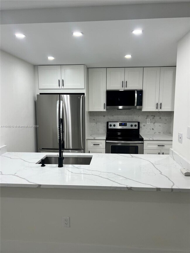 Foto del edificio - 18266 Mediterranean Blvd