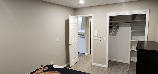 Foto del edificio - Furnished 1 bedroomu unit available now!