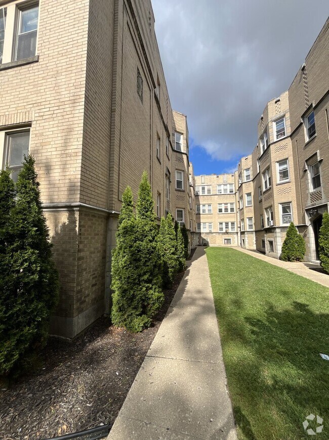 Building Photo - 6322 N Albany Ave