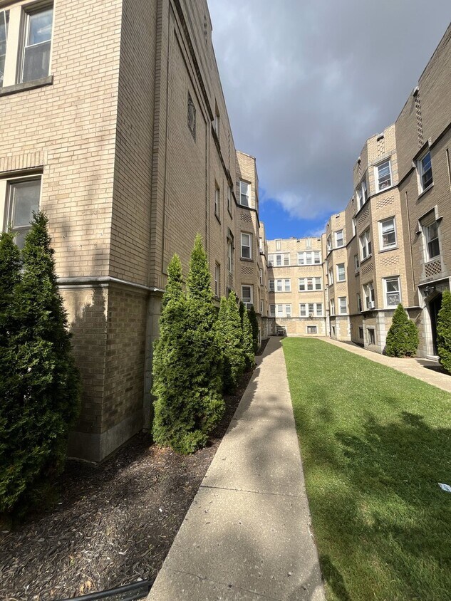 Primary Photo - 6322 N Albany Ave