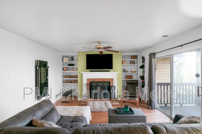 Foto del edificio - 3302 Selwyn Farms Ln