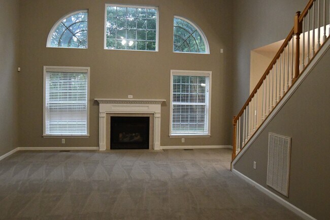 Building Photo - 706 Braemere Dr
