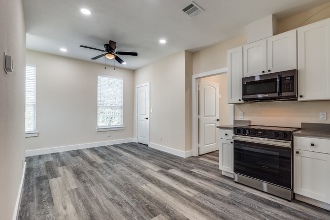 Building Photo - 511 N Davis Dr