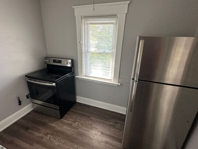 Building Photo - Oakley Location, beautifully clean!