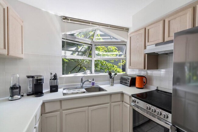 Building Photo - 1126 W 11th Ave