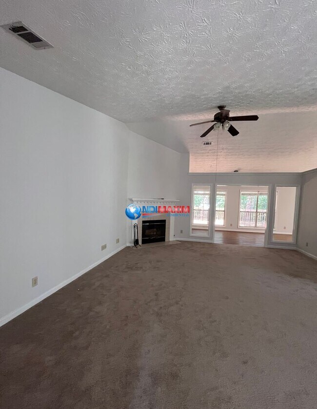 Foto del edificio - Newly renovated ranch in the COLLINS HILL ...