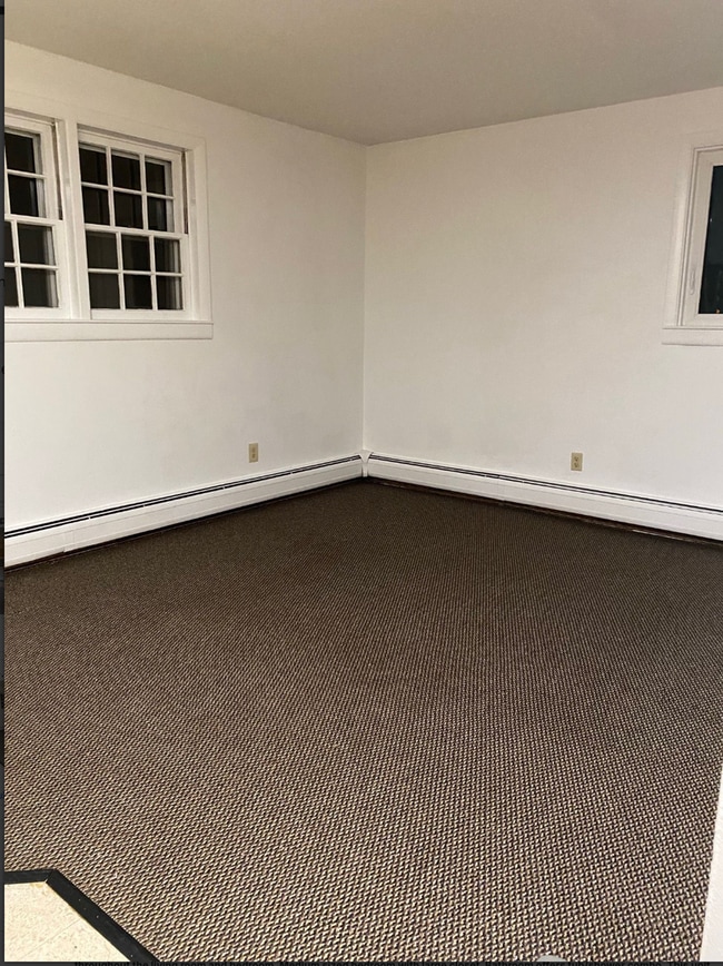 Interior Photo - 382-384 River St