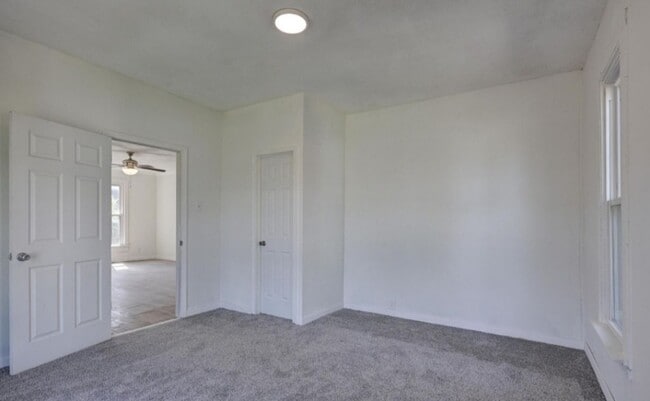Building Photo - 912 Olive St