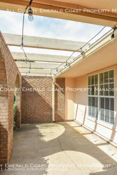 Building Photo - 631 Mountain Dr