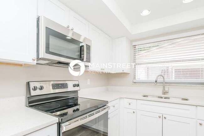 Building Photo - 3 Bedroom Pet-Friendly Home in New Port Ri...