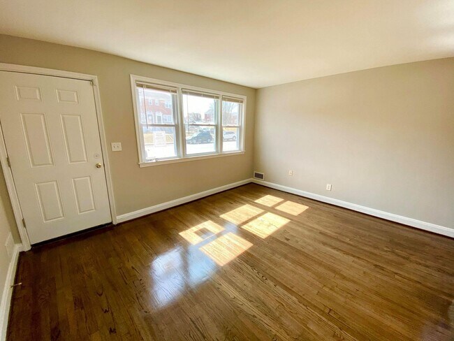 Foto del edificio - Beautifully Updated Three-Bedroom ~ Porch ...