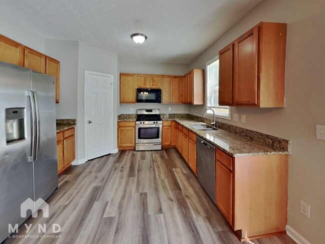 Building Photo - 2250 Village Green Dr