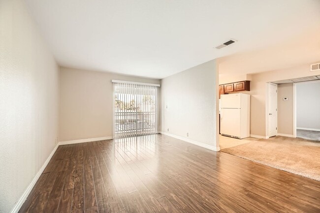 Building Photo - BEAUTIFUL 1 Bedroom 1 Bathroom Apartment i...