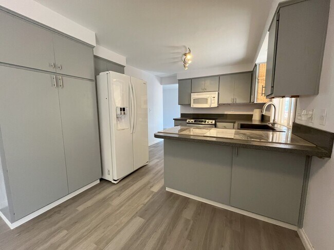 Foto del edificio - Spacious 4-Bedroom, 2.5-Bathroom Home with...