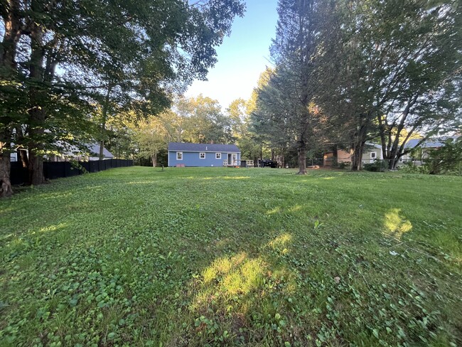 Building Photo - 27 Ivanhoe Dr